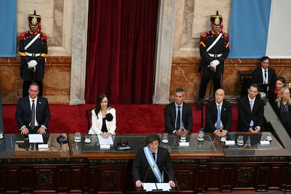 El presidente Javier Milei habla en el podio durante la inauguración de la 143ª sesión ordinaria del Congreso el 1 de marzo de 2025