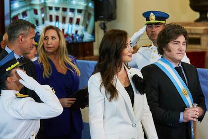 El Presidente Javier Milei ingresa al recinto acompañado de la vicepresidenta, Victoria Villarruel, el presidente de la cámara baja, Martín Menem y la hermana del presidente Karina. Apertura de sesiones 2025.