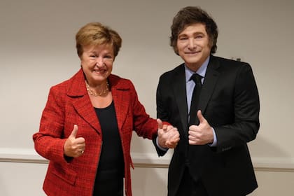 El Presidente Javier Milei junto a la Directora Gerente del Fondo Monetario Internacional (FMI), Kristalina Georgieva, en Washington D.C.