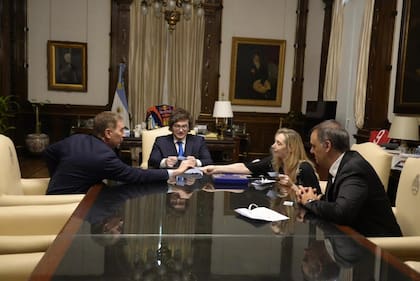 El presidente Javier Milei, junto a la secretaria General de la Presidencia, Karina Milei; el jefe de Gabinete, Manuel Adorni; y el ministro del Interior, Diego Santilli, recibieron los primeros ejemplares del nuevo DNI electrónico*