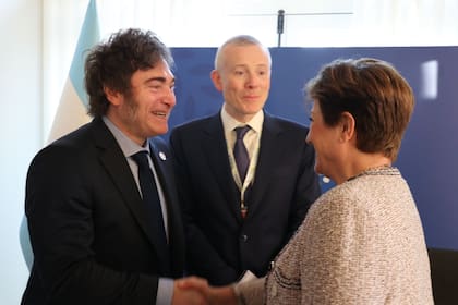 El Presidente Javier Milei junto a la Secretaria General de la Presidencia, Karina Milei y el Embajador argentino en los Estados Unidos, Gerardo Werthein, se reunieron con la Directora del Fondo Monetario Internacional, Kristalina Georgieva, en el marco del G7