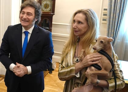 El presisdente Javier Milei junto a Karina Milei con perros de visitantes
