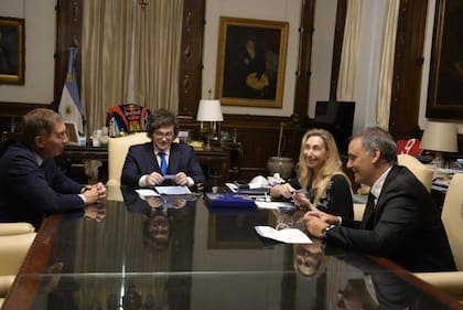 El presidente Javier Milei, junto a la secretaria General de la Presidencia, Karina Milei; el jefe de Gabinete, Manuel Adorni; y el ministro del Interior, Diego Santilli, recibieron los primeros ejemplares del nuevo DNI electrónico