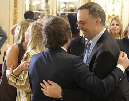 El presisdente Javier Milei junto al jefe de Gabinete, Manuel Adorni
