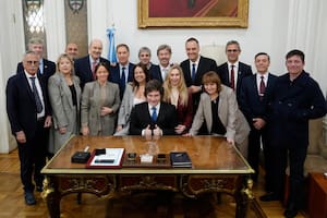 Milei se plantó ante sus ministros y dio un “fuerte respaldo” a Adorni pese al malestar interno