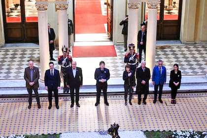 El presidente Javier Milei junto a ministros en la Casa Rosada