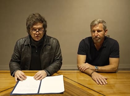 El presidente Javier Milei junto a <span id=