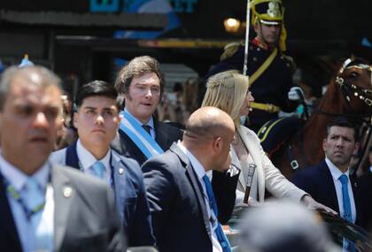 El presidente javier Milei junto a su hermana Karina, al salir del Congreso.
