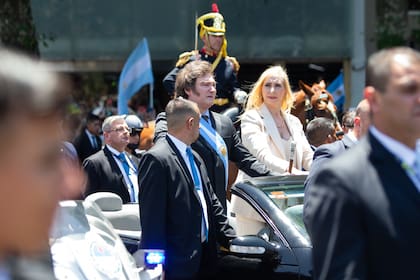 El presidente javier Milei junto a su hermana Karina, al salir del Congreso.