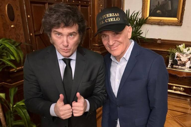 el-presidente-javier-milei-junto-al-diputado-2M2ZTIOPRREMPALYK66GC26R2U