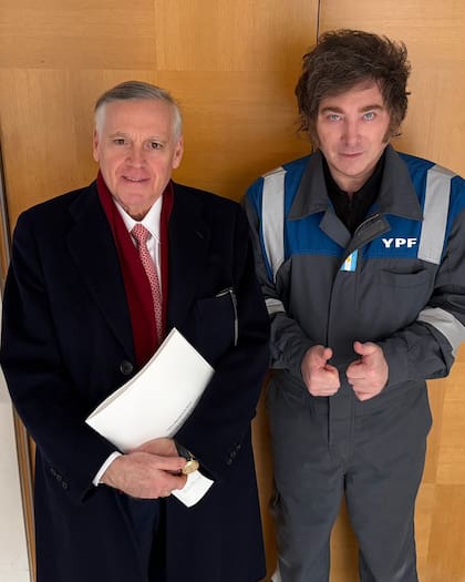 El presidente Javier Milei junto al economista español Jesús Huerta de Soto