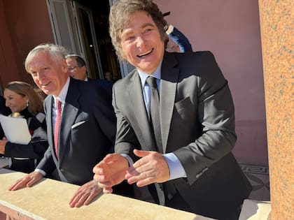 El presidente Javier Milei junto al economista Jesús Huerta de Soto, en el balcón de la Casa Rosada.