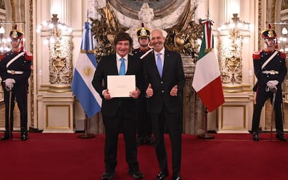 El presidente Javier Milei junto al embajador de Italia, Fabrizio Nicoletti