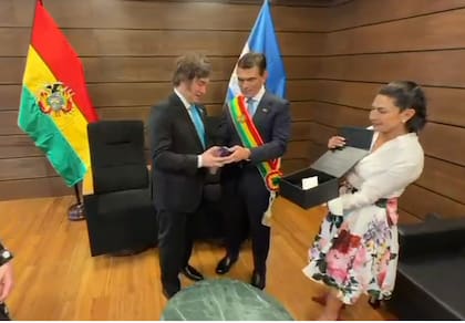 El presidente Javier Milei, junto al mandatario de Bolivia, Rodrigo Paz, tras su asunción