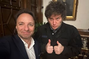 Un asesor de Milei insultó a quienes critican a Adorni y defendió el viaje con su mujer a Nueva York