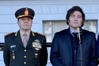 El presidente Javier Milei junto al Teniente General y flamante ministro de Defensa, Carlos Presti