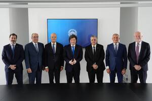 El presidente Javier Milei, junto con la comitiva de la petrolera italiana Eni; se encuentran el CEO Claudio Descalzi y su par de YPF, Horacio Marín