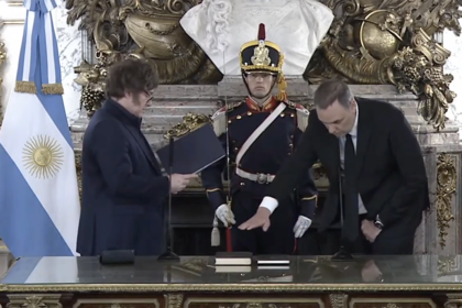 El presidente Javier Milei le toma juramento a Manuel Adorni como nuevo jefe de Gabinete