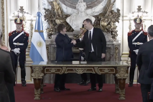 El presidente Javier Milei le toma juramento a Manuel Adorni como nuevo jefe de Gabinete