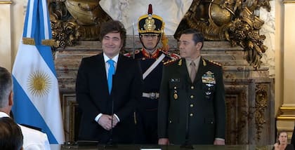 El presidente Javier Milei le toma juramento al Teniente General Carlos Presti como ministro de Defensa de la Nación