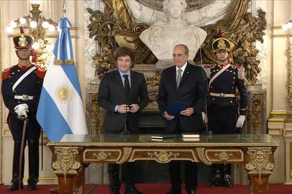 El Presidente Javier Milei le tomó juramento al nuevo Jefe de Gabinete, Guillermo Francos.