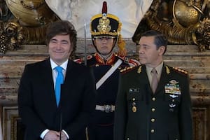 Juró Presti como ministro de Defensa, con el uniforme puesto y con Lamelas en primera fila