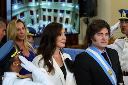 El presidente Javier Milei llega al Congreso para inaugurar el periodo de sesiones ordinarias acompañado de la vicepresidenta Victoria Villarruel, su hermana Karina y el presidente de la cámara baja Martín Menem.