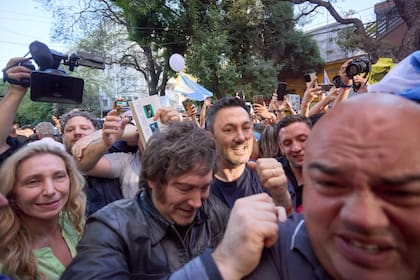 Con cartel de "huevonazo", Milei llegó a Mendoza y advirtió: "Estamos cerca de tirar a la basura lo logrado... - Image 3