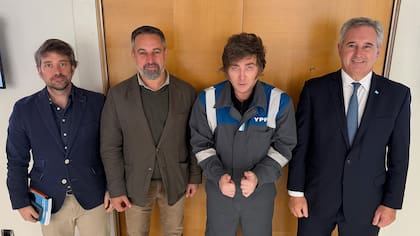 El presidente Javier Milei mantuvo un encuentro con el diputado y presidente de VOX, Santiago Abascal, en Madrid