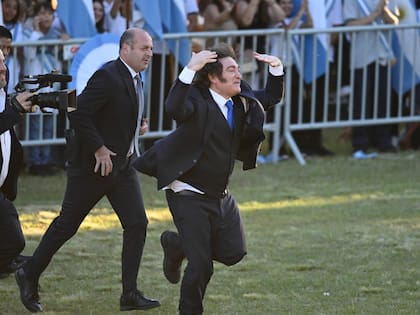 El presidente Javier Milei participa del traspaso del sable de general San Martín al regimiento de granaderos ,durante el acto de conmemoración de la batalla de San Lorenzo, en esa misma ciudad.