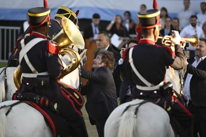 El presidente Javier Milei participa del traspaso del sable de general San Martín al regimiento de granaderos ,durante el acto de conmemoración de la batalla de San Lorenzo, en esa misma ciudad.