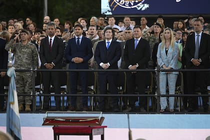 El presidente Javier Milei participa del traspaso del sable de general San Martín al regimiento de granaderos ,durante el acto de conmemoración de la batalla de San Lorenzo, en esa misma ciudad.