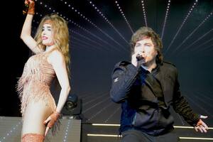 Video: el momento exacto en el que Milei se subió al escenario y cantó “El rock del gato” con Fátima Florez