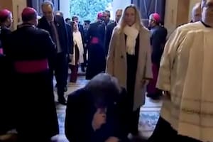 El momento en el que Milei se arrodilla para persignarse durante su ingreso a la Catedral