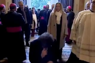 El momento en el que Milei se arrodilla para persignarse durante su ingreso a la Catedral