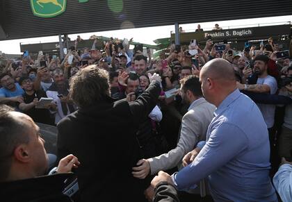 El presidente Javier Milei prometió bajar la carga impositiva cuando haya superávit