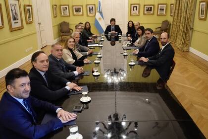 El presidente Javier Milei recibe a senadores propios y aliados en la Casa Rosada