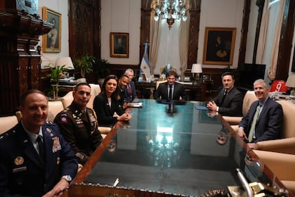 El presidente Javier Milei recibió al jefe del Comando Sur, el almirante Alvin Holsey, y a su comitiva.
