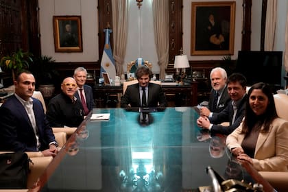 El Presidente Javier Milei recibió en Casa Rosada al Fundador y CEO de CPAC, Matt Schlapp, y a los empresarios estadounidenses Rob Citrone y Matt Dellorfano.
También participaron del encuentro el Asesor Presidencial, Santiago Caputo, y la CEO de CPAC Argentina, Soledad Cedro