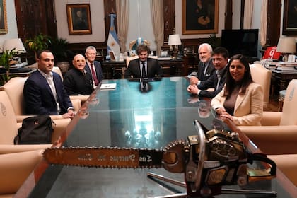 El Presidente Javier Milei recibió en Casa Rosada al líder de CPAC, Matt Schlapp, y a los empresarios estadounidenses Rob Citrone y Matt Dellorfano.
También participaron del encuentro el Asesor Presidencial, Santiago Caputo, y la CEO de CPAC Argentina, Soledad Cedro
