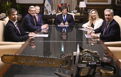 El presidente Javier Milei recibió en Casa Rosada al CEO de Vicuña Corp., Ron Hochstein, y a José Morea, country director de la compañía, tras el anuncio de la mayor inversión extranjera directa en la historia del país