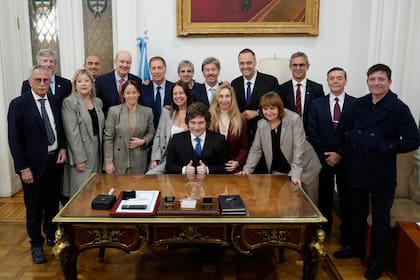 El presidente Javier Milei reunió al gabinete en pleno para apoyar a Adorni antes de ir al Congreso