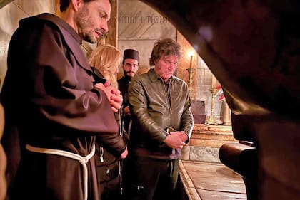El presidente Javier Milei reza en la Iglesia del Santo Sepulcro