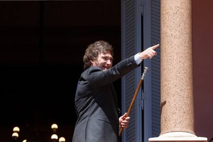 El presidente Javier Milei sale al balcón en la Casa Rosada