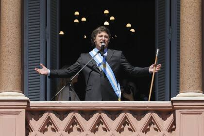 El presidente Javier Milei sale al balcón en la Casa Rosada