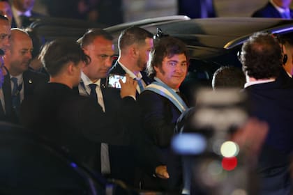 El presidente Javier Milei sale de la Catedral y se dirige a la gala que se realizará en el Teatro Colón