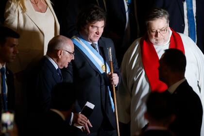 El presidente Javier Milei sale de la Catedral y se dirige a la gala que se realizará en el Teatro Colón