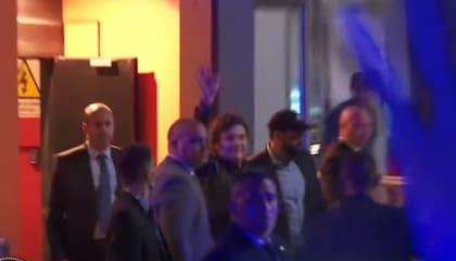 El presidente Javier Milei salió a saludar y decidió acercarse a dar autógrafos antes de volver a Olivos