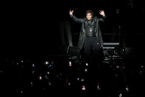 El presidente Javier Milei saluda a la multitud durante la presentación de su nuevo libro, "La construcción del milagro", en Buenos Aires, Argentina, el lunes 6 de octubre de 2025. (Foto AP/Natacha Pisarenko)
