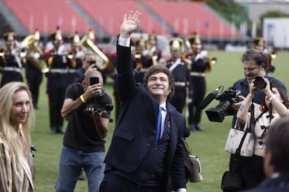 El presidente Javier Milei saludó a los asistentes al llegar al predio de Palermo.